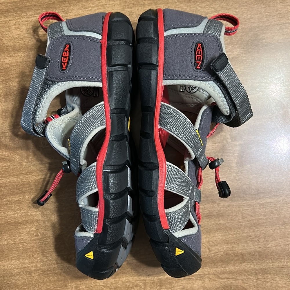 KEEN Seacamp II CNX Water Sandals Gray Red Kids US 5 EU 37 Hiking Shoes
G - Picture 11 of 17